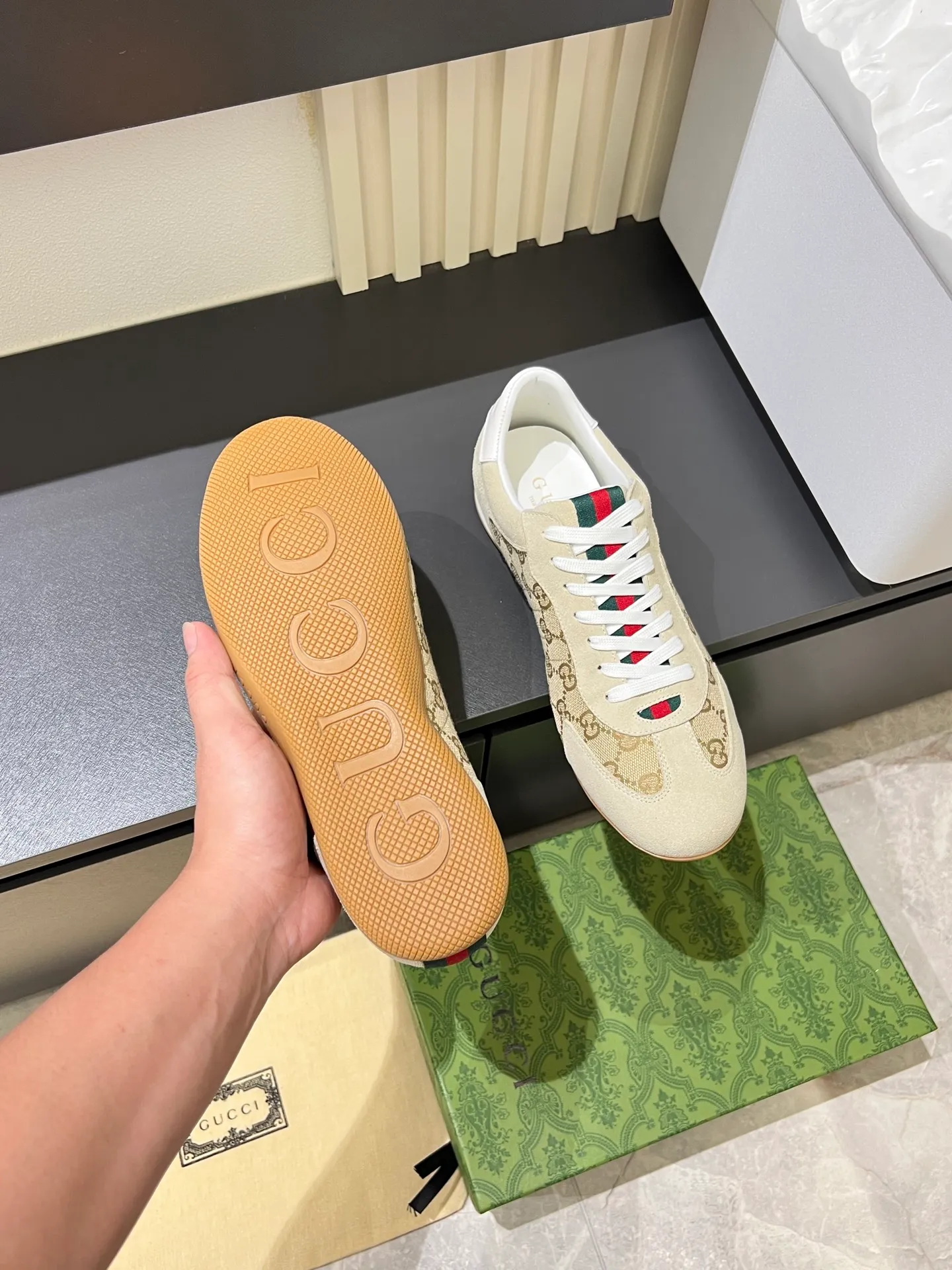 Men's shoes 💰p400 Gucci Shift series sports shoes, featuring lightweight thin sole design, suede + canvas + technical fabric splicing, perfect texture! The tongue and heel have red and green webbing, which is highly recognizable✨. The classic brown + off-white color scheme is retro and modern. The shell-toe shoe shape makes the feet smaller. It is perfect for daily wear or skirts and trousers. The upper fabric + elastic heel is easy to put on and take off, and the wrapping feeling is comfortable. It can be used for commuting and leisure. It has become one of Demna Gvasalia’s hottest items after taking over🔥. size: 38-45!